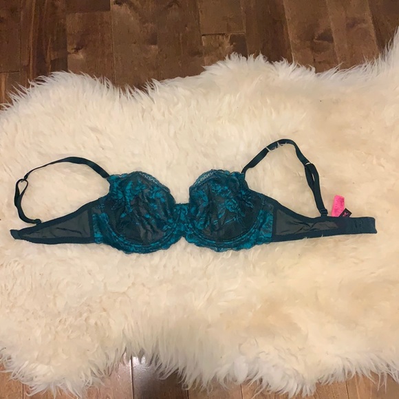 Brand new never worn La Senza sexy lace bra. 32DD